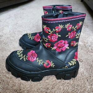 Farm Rio Floral Embroidered Rose Boots Size 8.5